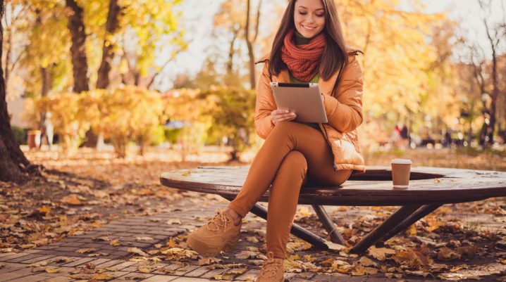 fata cu geaca de toamna